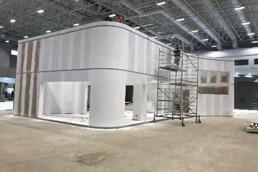 Exhibition stand during white wall finishing