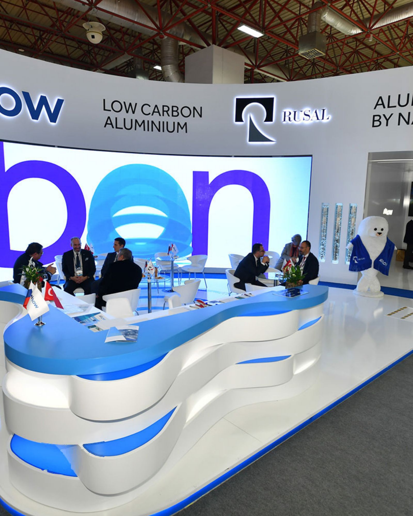 RUSAL ve Allow standında ekip ve ziyaretçiler